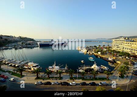 Kavala, Grèce - 11 septembre 2014 : port de la ville d'Eastmacedonia avec ferry, bateaux de pêche et bateaux à voile Banque D'Images