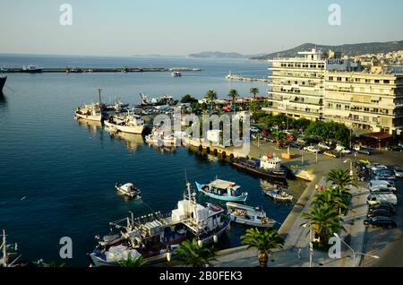 Kavala, Grèce - 11 septembre 2014: Port de la ville à Eastmacedonia avec bateaux de pêche et bâtiments Banque D'Images