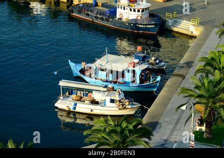 Kavala, Grèce - 11 septembre 2014 : personnes non identifiées sur des bateaux de pêche dans le port de la ville d'Eastmacedonia Banque D'Images