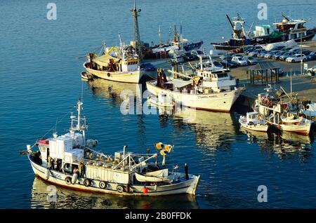 Kavala, Grèce - 11 septembre 2014 : personnes non identifiées sur des bateaux de pêche dans le port de la ville d'Eastmacedonia Banque D'Images