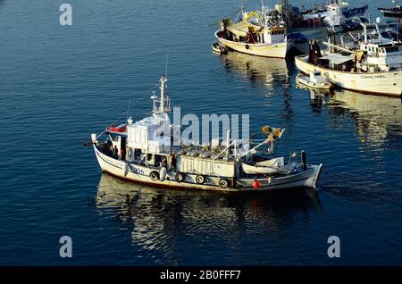 Kavala, Grèce - 11 septembre 2014 : des hommes non identifiés sur le bateau de pêche sortant dans le port de la ville d'Eastmacedonia Banque D'Images