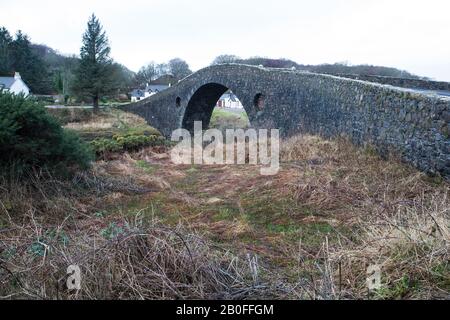 Le pont de Clachan est un pont à dos de bosse qui relie la côte ouest du continent écossais à l'île de Siel à Argyll et Bute. Banque D'Images