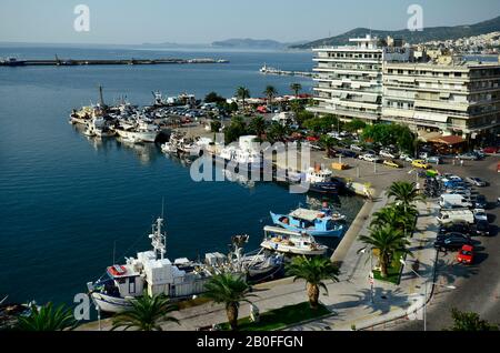 Kavala, Grèce - 11 septembre 2014: Bateaux de pêche, bâtiment et promenade autour du port de la ville à Eastmacedonia Banque D'Images