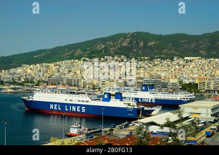 Kavala, Grèce - 11 septembre 2014 : bâtiments, maisons et ferries pour voitures dans le port de la ville d'Eastmacedonia Banque D'Images