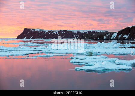 Glace de mer au large de l'île Beagle, une des îles de danger, au large de la pointe ne de la péninsule antarctique dans la mer de Weddell au coucher du soleil. Banque D'Images