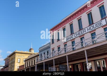 Bâtiments historiques au bord de la rivière et quai dans le vieux Sacramento, Californie Banque D'Images