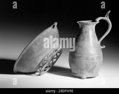 Bol en bronze copte sur un pied cassé. L'oreille a cassé, sur le bord opposé aussi un dommage. Anneau de stand ouvert et orig. Deux poignées., échelle, métal, bronze, hauteur: 7 cm, vmeb 600-700 AD, Pays-Bas, Gueldre, Berg en Dal, Millingen aan de Rijn Banque D'Images