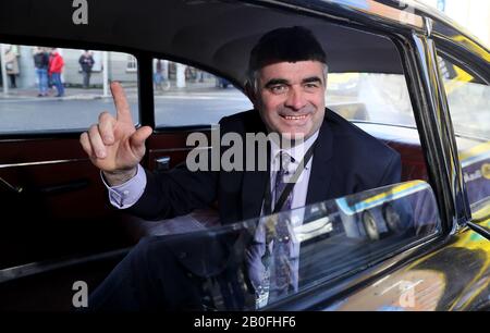 Le TD indépendant Richard O'Donoghue arrive à Leinster House, Dublin, pour la première séance du 33ème Dail. Banque D'Images