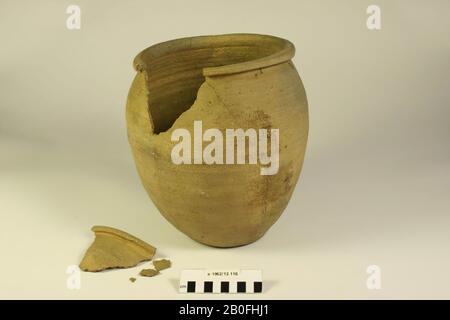 Urne à large bouche à parois rugueuses, ovoïde, de poterie de platine importée. Ancien collage et un ajout, quelques éclats lâches (1 grand et quelques petits dans une boîte). Contient des résidus crématiés et des molaires humaines dans une boîte séparée., Urn, faïence (Mayen), h: 25,5 cm, diam.: 25,2 cm, vmeb, Pays-Bas, Gueldre, Wageningen, Wageningen Banque D'Images