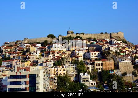 Kavala, Grèce - 15 septembre 2015 : paysage urbain avec forteresse et différents bâtiments de la ville d'Eastmacedonia Banque D'Images