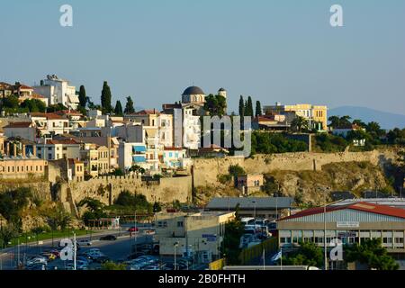 Kavala, Grèce - 15 septembre 2015 : vue sur la péninsule de Panagia et la maison de douane dans la ville d'Eastmacedonia Banque D'Images