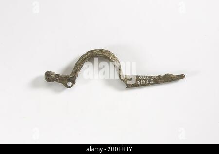 Fibula d'arche en bronze. L'aiguille est manquante., Fibula, arche fibula, métal, bronze, 9,7 x 2,8 cm, 21,2 grammes, roman 1-100 AD, Pays-Bas, Friesland, Leeuwarden, Teerns, terp Banque D'Images