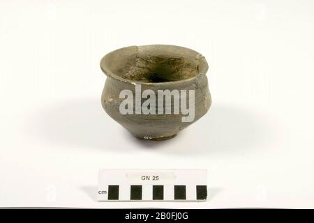 Pays-Bas Moyen âge, pot d'hotes, poterie, Frankish, h, 8 cm, diam, 11,5 cm, vmeb 525-600, Pays-Bas, Gueldre, Barneveld, Garderen, Beukelerberg Banque D'Images