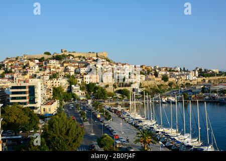 Kavala, Grèce - 15 septembre 2015 : paysage urbain avec forteresse, différents bâtiments et port dans la ville d'Eastmacedonia Banque D'Images