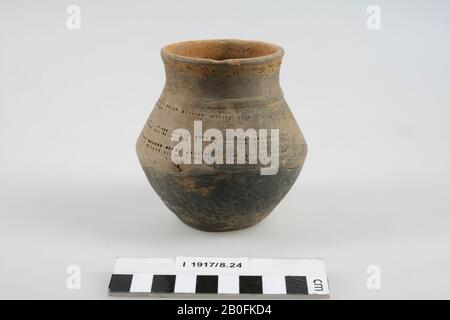 Pays-Bas Moyen âge, pot d'hoches, poterie, Frankish, h, 9,7 cm, diam, 8,8 cm, vmeb 600-650, Pays-Bas, Limbourg, Roermond, Swalmen Banque D'Images