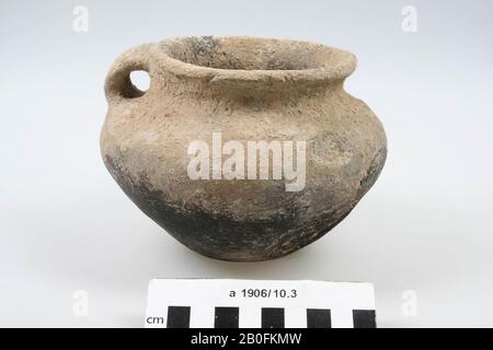 Pot avec oreille de faïence formée à la main (terpaware). Dégâts de surface., Pot, faïence, terpaware, h: 11.2 cm, diam.: 15 cm, roman, Pays-Bas, Friesland, Franekeradeel, Hitzum Banque D'Images