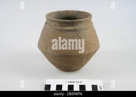 Pays-Bas Moyen âge, pot d'hotes, poterie, Frankish, h, 10,8 cm, diam, 12,5 cm, vmeb 600-700, Pays-Bas, Limbourg, Meerssen, Rethem, tombe 1 Banque D'Images