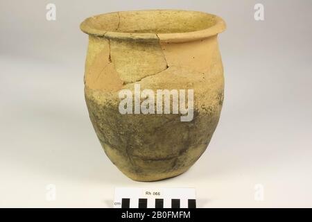 Grand pot de cuisine en forme de tonneau en faïence à parois rugueuses. Vieux colles et ajouts., Pot, faïence (mur rugueux), h: 20 cm, diam: 19 cm, vmeb, Pays-Bas, Utrecht, Rhenen, Rhenen, tombe 66 Banque D'Images