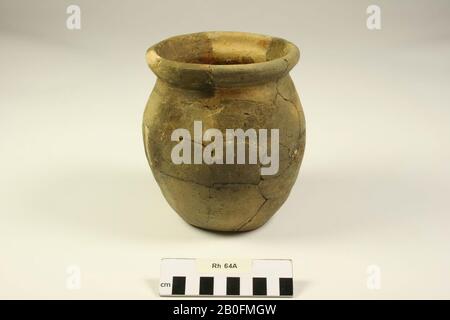 Pot de cuisine en faïence à parois rugueuses, en forme de tonneau. Vieux colles et ajouts., Pot, faïence (mur rugueux), h: 16 cm, diam: 14 cm, vmeb, Pays-Bas, Utrecht, Rhenen, Rhenen, tombe 64 Banque D'Images