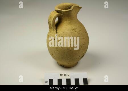 Peut être fait de faïence à parois rugueuses avec bouche en forme de feuille de trèfle. Dommages de surface sur le dessous de l'abdomen, chips de la bouche, poterie (mur rugueux), h: 17 cm, diam: 11,5 cm, vmea 490-510, Pays-Bas, Utrecht, Rhenen, Rhenen, grave 95 Banque D'Images