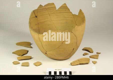 Fond et partie du mur d'un éipot de faïence à parois rugueuses avec une décoration en ligne à 5 rainures. Vieux collage, 12 fragments lâches, un fragment De Rh 124 était situé sur k 9: 2 ??, pot à œufs, fragments, poterie (mur rugueux), h: 24,5 cm, diam: 26 cm, vmeb, Pays-Bas, Utrecht , Rhenen, Rhenen, tombe 124 Banque D'Images