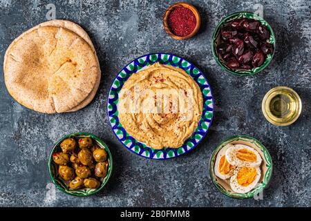 Hummus - plat traditionnel de cuisine israélienne et du Moyen-Orient, vue de dessus. Banque D'Images