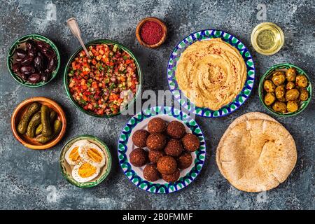 Falafel et Hummus - plat traditionnel de cuisine israélienne et du Moyen-Orient, vue de dessus. Banque D'Images