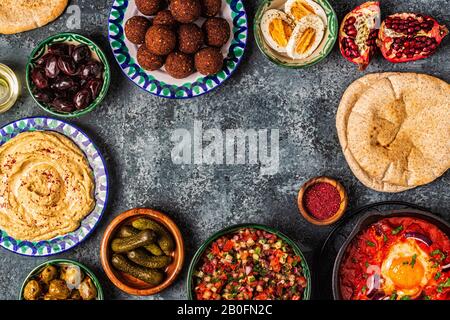 Le Falafel, le houmous, le shakshuka, la salade israélienne, sert des plats traditionnels de la cuisine israélienne. Vue de dessus. Banque D'Images