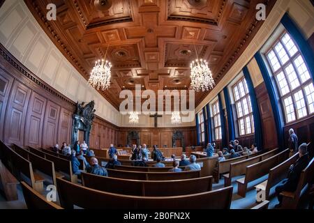 Nuremberg, Allemagne. 20 février 2020. Vue intérieure de la salle d'audience 600 au tribunal de district de Nuremberg-Fürth avant le début de la condamnation. Les procès pour crimes de guerre de Nuremberg et de nombreux films l'ont rendu célèbre dans le monde entier. Aucune salle d'audience au monde n'a été filmée ou photographiée aussi souvent que le Hall 600 du Palais de justice de Nuremberg. Le 20 février, le jugement définitif y a été rendu. Crédit: Daniel Karmann/Dpa/Alay Live News Banque D'Images