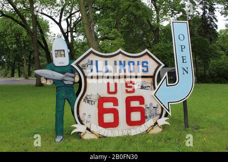 Illinois US route 66 panneau de bord de route avec Gemini Giant réplique à Wilmington Banque D'Images