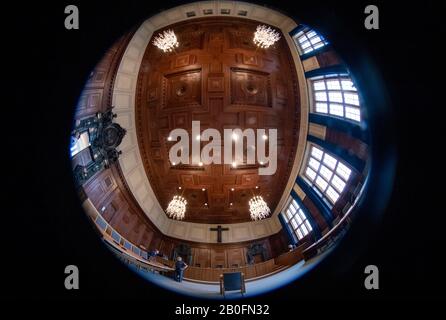 Nuremberg, Allemagne. 20 février 2020. Vue intérieure de la salle d'audience 600 au tribunal de district de Nuremberg-Fürth avant le début de la condamnation. Les procès pour crimes de guerre de Nuremberg et de nombreux films l'ont rendu célèbre dans le monde entier. Aucune salle d'audience au monde n'a été filmée ou photographiée aussi souvent que le Hall 600 du Palais de justice de Nuremberg. Le 20 février, le jugement définitif y a été rendu. Crédit: Daniel Karmann/Dpa/Alay Live News Banque D'Images