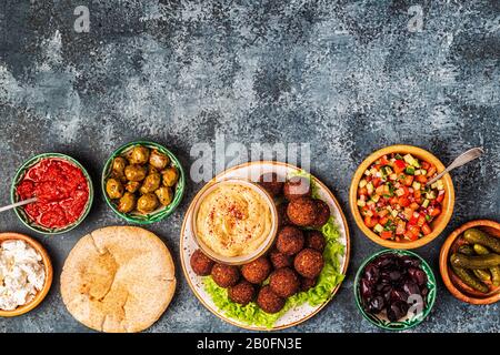 Le Falafel est un plat traditionnel de cuisine israélienne et du Moyen-Orient, avec vue sur le dessus. Banque D'Images