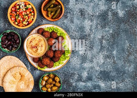 Le Falafel est un plat traditionnel de cuisine israélienne et du Moyen-Orient, avec vue sur le dessus. Banque D'Images