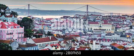 Une vue sur le centre-ville d'Alfama et le Pont 25 Avril, Lisbonne, Portugal. Banque D'Images