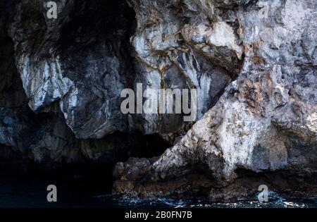 À l'intérieur d'une grotte de mer profonde dans les falaises de la côte amalfitaine, en Italie Banque D'Images