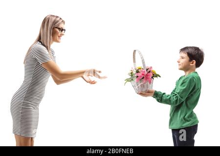 Garçon donnant des fleurs à une femme isolée sur fond blanc Banque D'Images