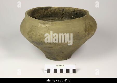 Pot de cuisine à grand pas en faïence à parois rugueuses. Colle et additions., Pot, faïence (mur rugueux), h: 16.4 cm, diam.: 27 cm, vmeb, Pays-Bas, Utrecht, Rhenen, Rhenen, tombe 654 Banque D'Images