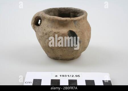 Pot avec oreille de faïence formée à la main. Dégâts de surface., Poterie, faïence (moulée à la main), h: 7 cm, diam. (Y compris EAR): 8,2 cm, roman, Pays-Bas, Friesland, Menageradiel, Menaldum Banque D'Images