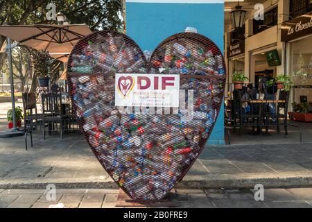 Oaxaca, Mexique - bouteilles en plastique dans un conteneur de recyclage. Banque D'Images