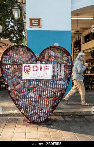 Oaxaca, Mexique - bouteilles en plastique dans un conteneur de recyclage. Banque D'Images