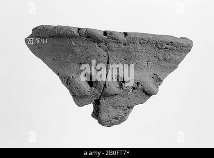 des fragments d'un pot de terre marron clair, légèrement cuit, rugueux et hors de contrôle, apparemment édité, mais autour du bord d'une décoration en zigzag en relief, et sur le bord des impressions avec le clou, semble, prévoir. Sous le bord, une bande horizontale composée de bouts de doigts pressés, de shard, de poterie, de préhistoire -800 Banque D'Images