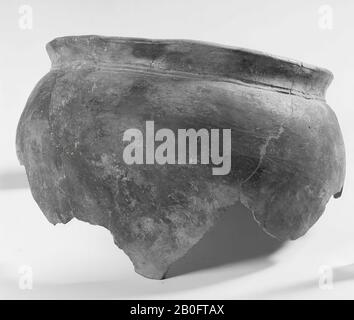 Fragment de bordure d'un pot de faïence. Vieux dongs et ajouts., Pot, fragment, poterie, h: 13,5 cm, diam.: 25,5 cm, préhistoire, Pays-Bas, Frise, Súdwest Fryslân, Arum Banque D'Images