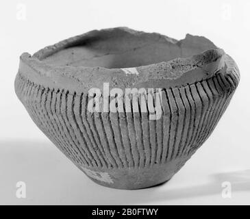 Fragment d'une tasse de faïence avec ventre ovale et haut, bord large, un type très commun dans cette vaisselle. Le ventre est recouvert de lignes verticales, le bord supérieur n'est pas décoré. Vieux collage, fissures, dégâts de surface., tasse, fragment, poterie, h: 6,7 cm, diam.: 10,8 cm, préhistoire -3400 Banque D'Images