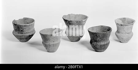 Tasse de faïence avec ventre ovale et haut, bord large, un type très commun dans cette vaisselle. Le ventre est recouvert de lignes verticales, le bord supérieur n'est pas décoré. Anciennes jongs et additions, crack, tasse, faïence, h: 9.8 cm, diam: 10.1 cm, préhistoire -3400 Banque D'Images