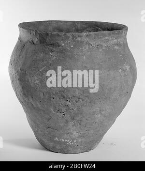 Urne de terre cuite brune. Le ventre levé haut. Décoré avec des empreintes digitales sur le bord. Ancienne liaison instable et additions, fissures de surface, dommages de surface., Urn, poterie, h: 21 cm, diam.: 21 cm, préhistoire -1200 Banque D'Images