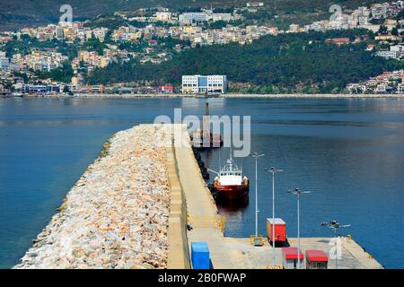 Kavala, Grèce - 15 juin 2017 : bateaux sur la jetée sur la mer Égée et le paysage urbain Banque D'Images