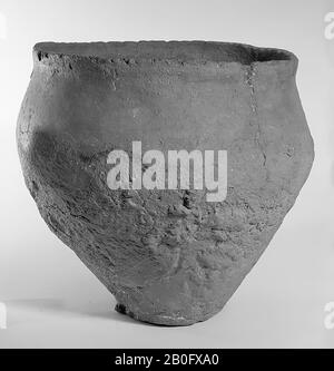 Grande urne germanique en faïence à bord dentelé. Vieux jondings et ajouts, fissures, fissures de surface, le bord inférieur est endommagé., Urn, poterie, h: 26 cm, diam.: 27 cm, préhistoire -800 Banque D'Images