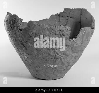 Large la Tue urne de faïence à parois rugueuses avec bord dentelé. Contient des os brûlés. Traces de restauration, Urn, poterie, h: 21,5 cm, diam: 28,7 cm, préhistoire -800 Banque D'Images