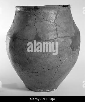 Forme délavée d'une urne proto-saxonne de faïence, sans décoration. Beaucoup de colles et ajouts, le bord est endommagé., Urn, poterie, h: 27,6 cm, diam.: 25,5 cm, préhistoire -1200 Banque D'Images