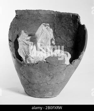 Grand cartel germanique, seulement partiellement préservé bord de la faïence. Vieux jongs et additions, fissures, 10 fragments lâches., Urn, faïence, h: 25 cm, diam.: 24 cm, préhistoire -1200 Banque D'Images